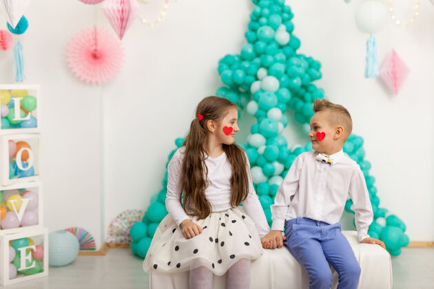 天一对可爱的孩子气球情人节 sdayandloveconcept 摄影棚拍摄哥哥情人节友谊