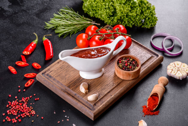 复制空间格鲁吉亚菜的辛辣调味料阿吉卡在一个碗里 用红辣椒和大蒜放在混凝土桌上特写镜头木材辣椒美味