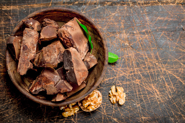空间把碎巧克力放在碗里放在木制背景上卡路里饮食食物