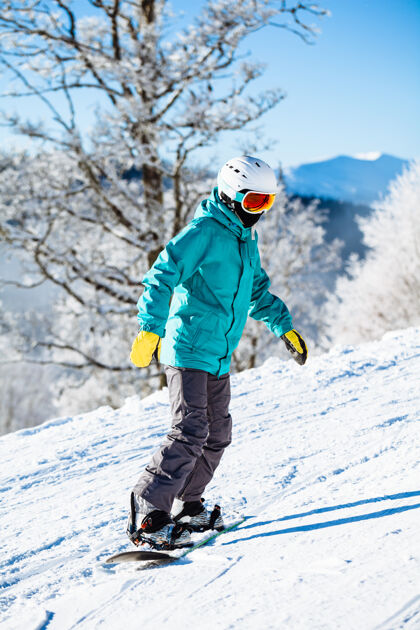 年轻滑雪板滑冰在深蓝的山里天空家伙空气