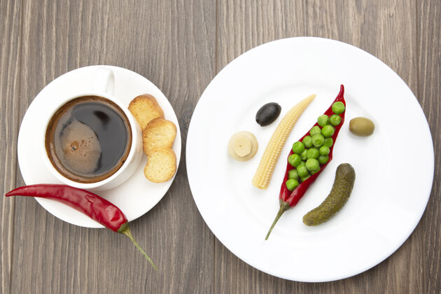 保鲜罐装蔬菜沙拉和一杯黑咖啡 盘子里有红辣椒和饼干玉米健康美味