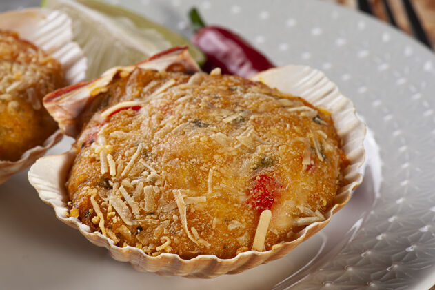 背景传统的巴西菜叫卡斯昆哈siri.螃蟹烤肉地中海酱汁木头