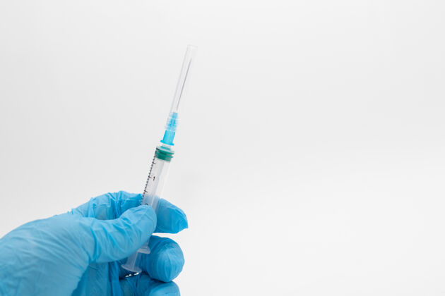 研究交上蓝色手套拿着注射器和复印件空间注射器带针实验室实验室药物
