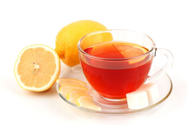 液体两个黄色柠檬旁边的一杯茶水水果早餐