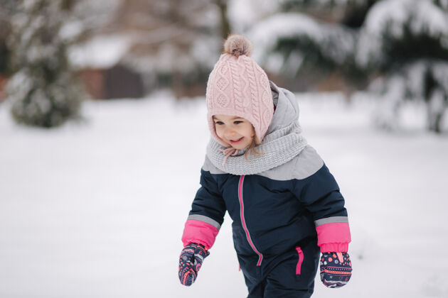 散步快乐的小女孩在公园里雪上散步拉女儿生活方式