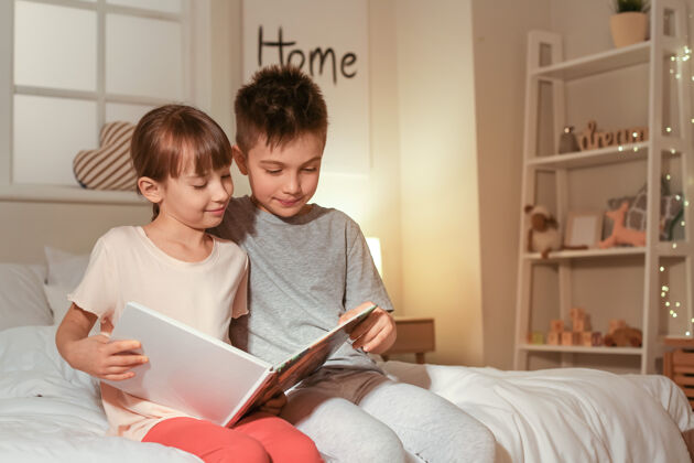 宁静小孩子在家里读睡前故事阅读梦童年