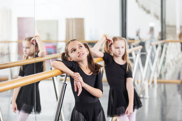 童年小可爱漂亮的女孩在工作室里训练孩子们上舞蹈课经典班级运动