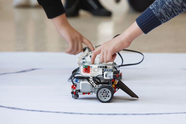 未来儿童的手控制机器人从块手工制作建造师自制