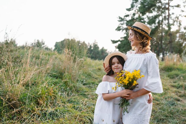 童年时尚的母亲和英俊的女儿享受大自然的乐趣植物爱普罗旺斯