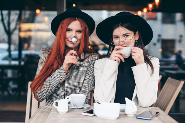 城市两个女朋友在咖啡馆喝咖啡餐厅女性食物