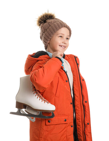 可爱可爱的小男孩在白色的衬托下穿着溜冰鞋温暖肖像活动