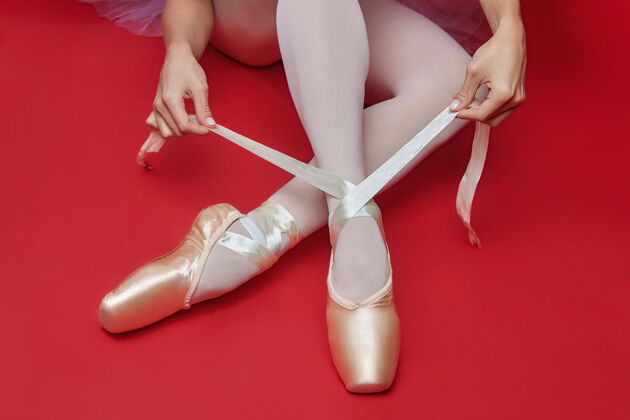 鞋子芭蕾舞演员的手贴紧绑尖头鞋芭蕾舞领带女人