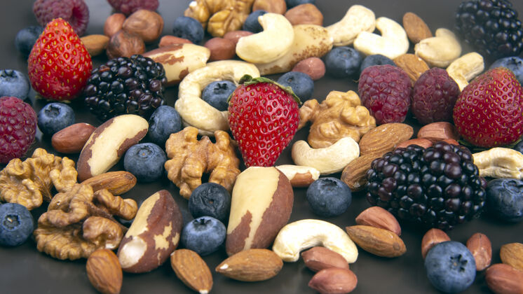 坚果不同的浆果和坚果维生素板蛋白质和健康食品花生晚餐各种