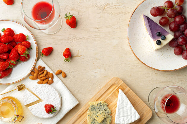 葡萄美丽的草莓 葡萄 奶酪和蓝莓芝士蛋糕组成甜食蛋糕美味
