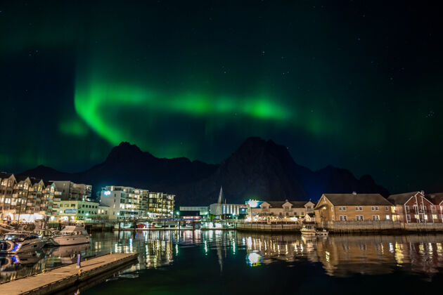 风景挪威洛弗顿的斯沃尔瓦市和北极光山脉欧洲旅游