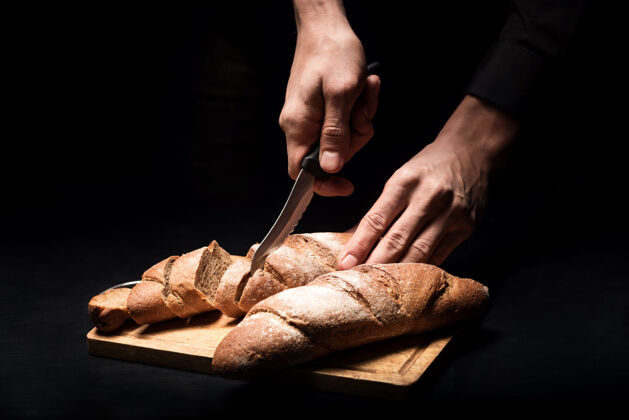 刀法国人好的结束在餐厅当厨师的时候 年轻人的手在切面包和做饭产品咖啡厅美食