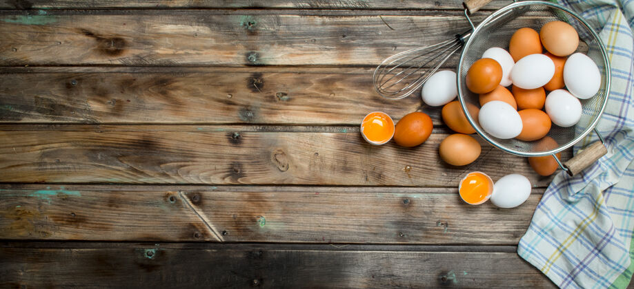 吃用打蛋器把鸡蛋放在平底锅里鸡新鲜早餐