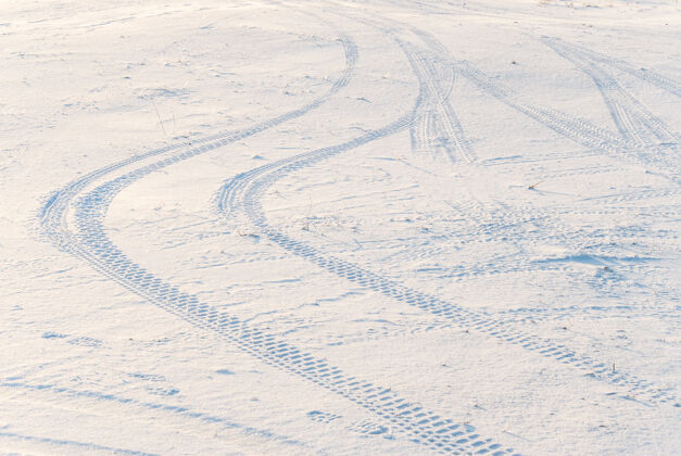 驾驶雪地上的轮胎痕迹 冬天的景象道路季节道路