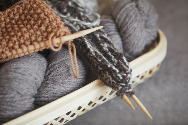 针织针特写镜头的纱线和针球编织温暖的围巾缝纫针线冬季