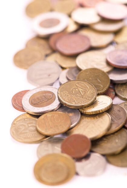 支付白色背景上不同国家的硬币储蓄经济美元