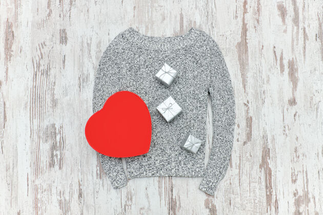 浪漫灰色针织毛衣 红色心形和银色礼品盒子时尚概念形状时尚礼品