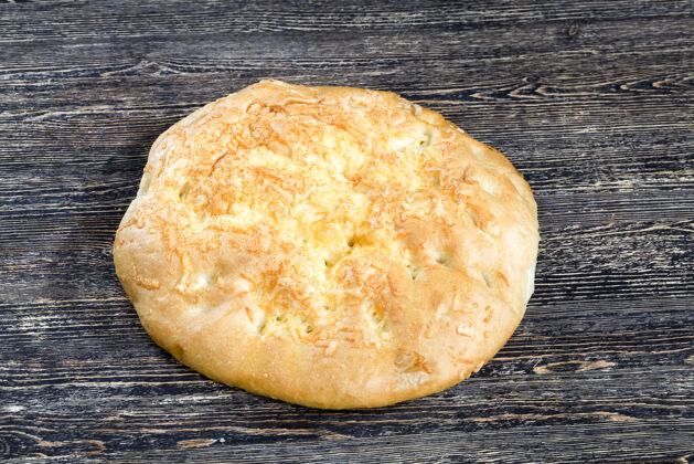 热的小麦玉米饼加上融化在面包上的奶酪玉米饼特写脆的
