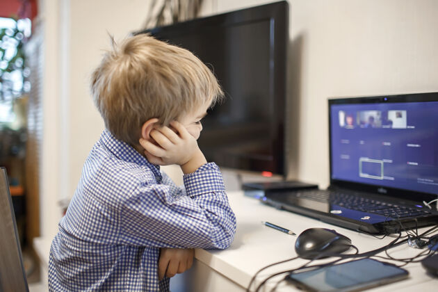 数字学龄前男孩在家学习在线课程视频在线学习