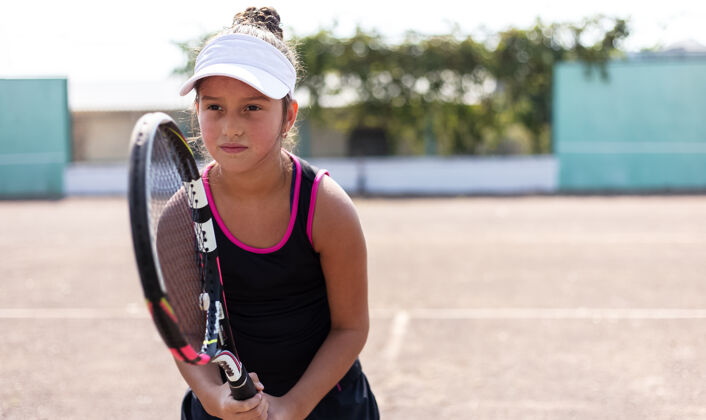 篮子少女在运动场上打网球的画像盒子户外网球拍