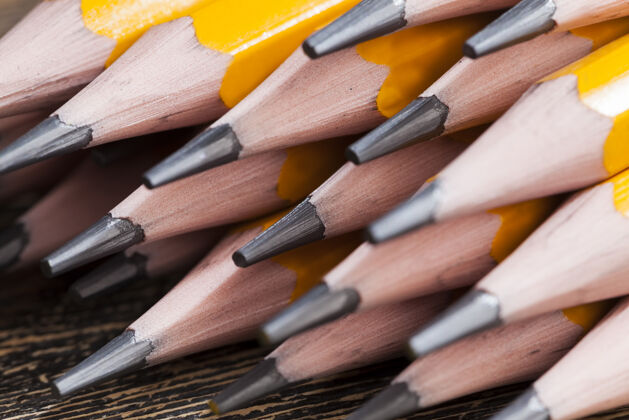 涂鸦纯色木铅笔与灰色铅绘图和创意商业刮擦设备