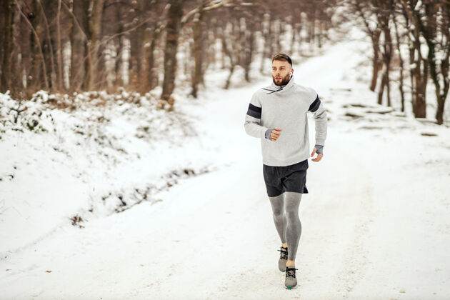 娱乐在雪上自然慢跑的运动员冬天健活方式 冬季健身 寒冷天气天气雪私人教练