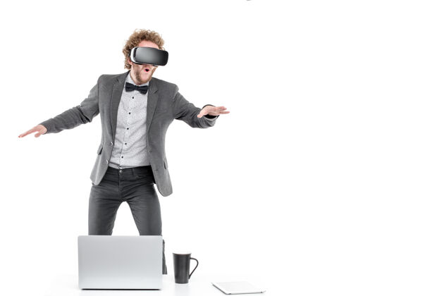 游戏一个卷发商人的画像 他戴着虚拟现实眼镜 站在桌子边的椅子上 手里拿着小玩意和一杯咖啡电子眼镜使用