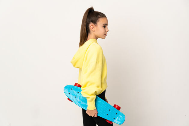 娱乐一个穿着溜冰鞋的白底小女孩童年游戏城市