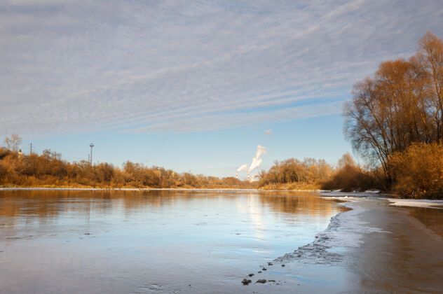 冷冰盖覆盖着河流在霜天霜冻流自然