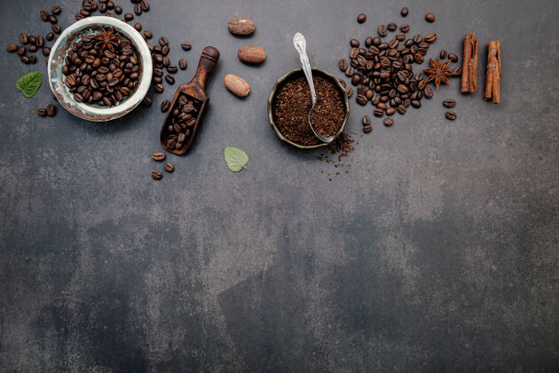 食物烘焙咖啡豆 配以咖啡粉和风味配料 在深色石头上煮出美味的咖啡甜味烤饮料
