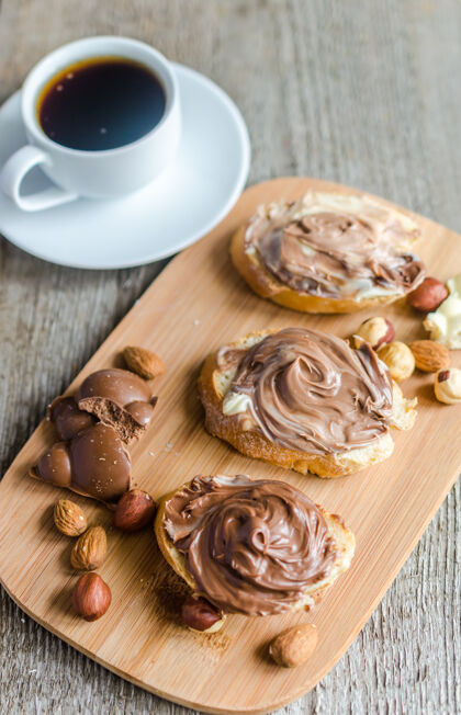 饮料面包片加巧克力奶油和坚果零食木头生活