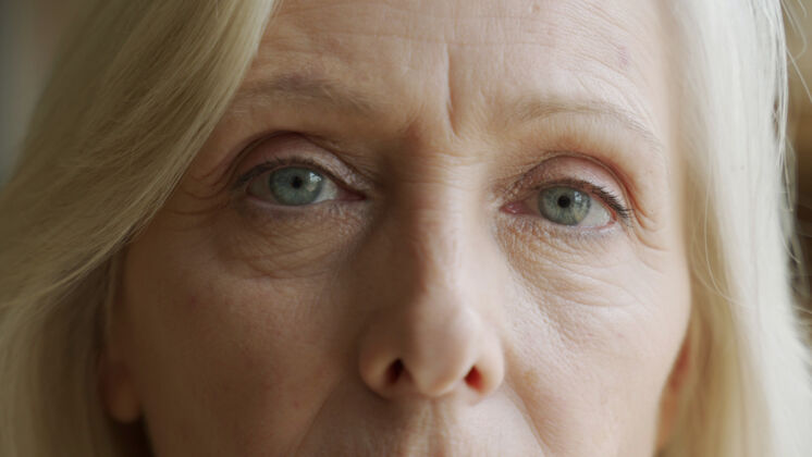 老年人老人的脸和眼睛女士大的老妇人脸上的皱纹面对面闭合退休眼皮自信
