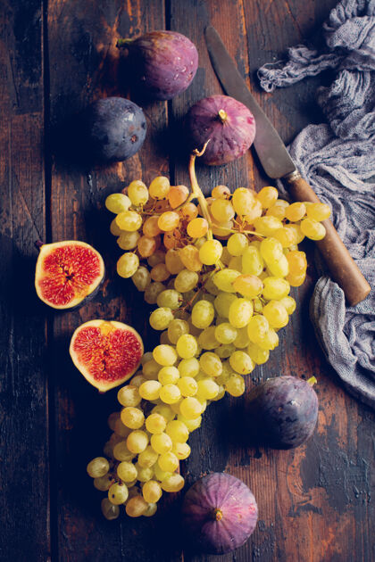 饮食新鲜的葡萄和无花果在一个古老的木制表面复古风格文化烹饪沙拉