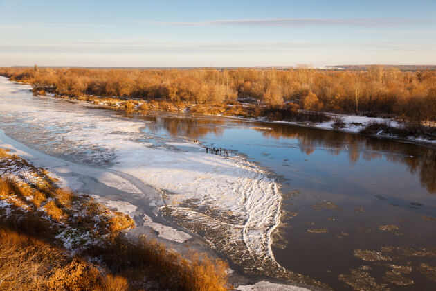 霜冻俯瞰被薄冰覆盖的艾草河霜冻寒冷冰
