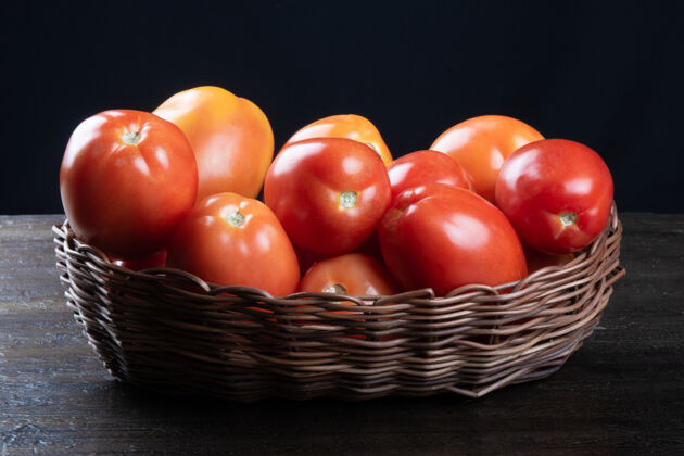 配料篮子里的红番茄和黑桌子成熟的农产品食物