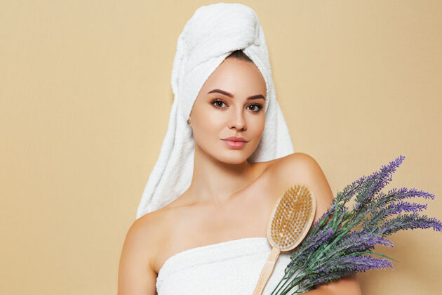 自我护理头上戴着白毛巾 手里拿着皮肤刷的女人自然女性皮肤护理
