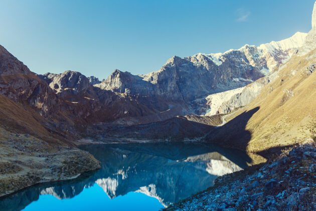 山脉美丽的山脉风景在科迪勒拉华亚什 秘鲁 南美洲蓝色岩石风景