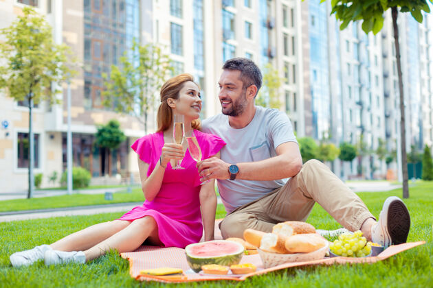 美味浪漫的约会快乐的好夫妻一边喝香槟一边野餐女人城市接吻