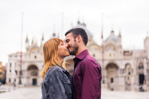 旅游年轻夫妇在威尼斯游玩-游客在意大利旅游和观光威尼斯最相关的地标-关于生活方式 旅游 旅游的概念快乐博客地标