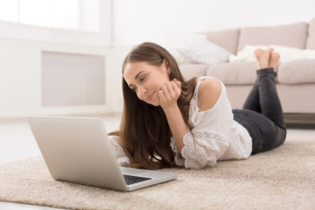 学习年轻女子在笔记本电脑上在线聊天休闲快乐使用