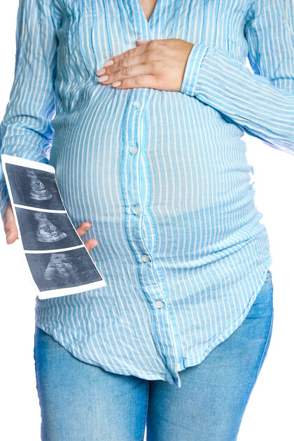 怀孕快乐的怀孕女孩躺在白色的背景上肚子怀孕女性
