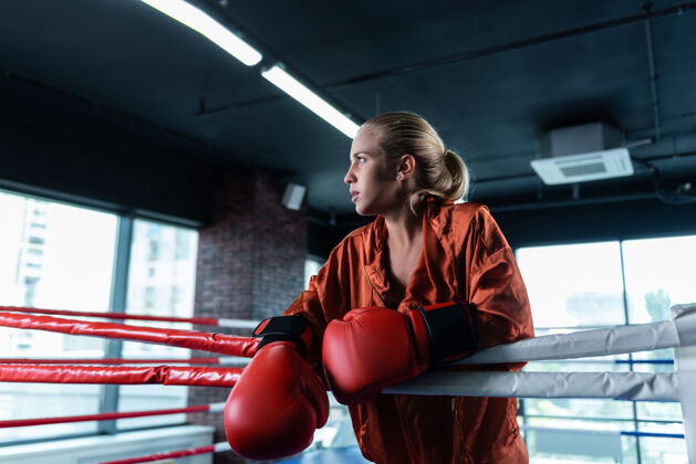 压力运动夹克金发的职业女拳击手穿着红色宽松的运动夹克训练很辛苦橱窗穿活动