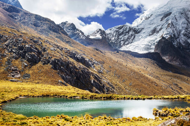 美丽美丽的山脉风景在科迪勒拉华亚什 秘鲁 南美洲泻湖白色宁静