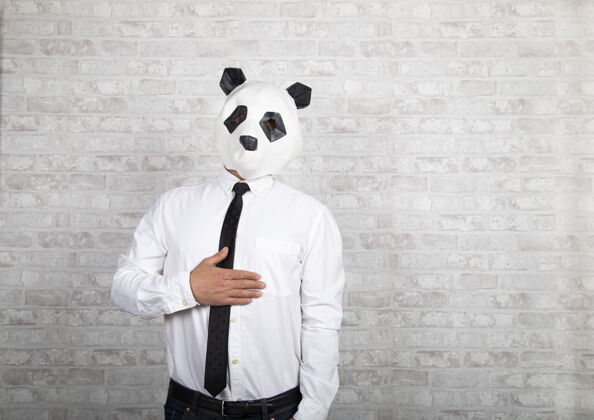 人一个戴领带和熊猫熊头的男人的肖像动物严重不寻常