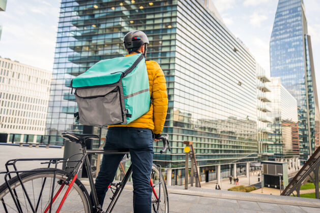 人送菜服务 骑手用自行车送菜给客户-关于交通 送菜和技术的概念订单衣服食物