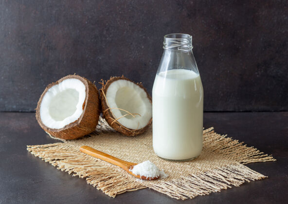 颜色椰子奶和新鲜椰子素食健康饮食夏天分支硬